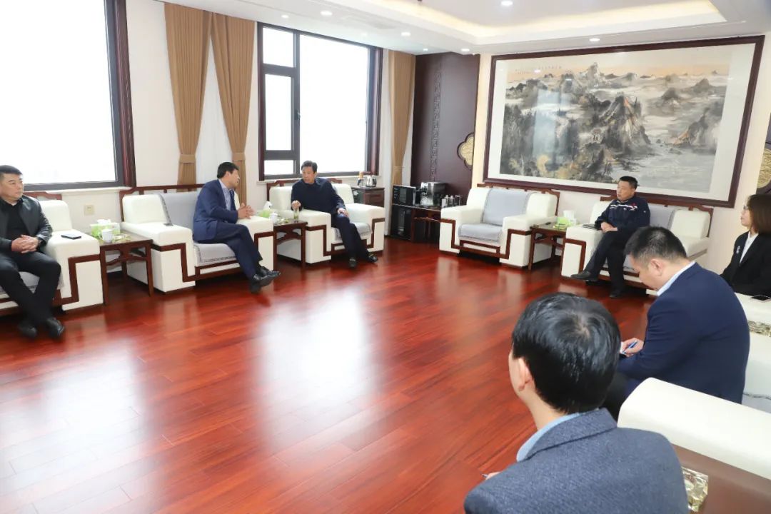 日照港集团崔亮一行来宏达交流座谈